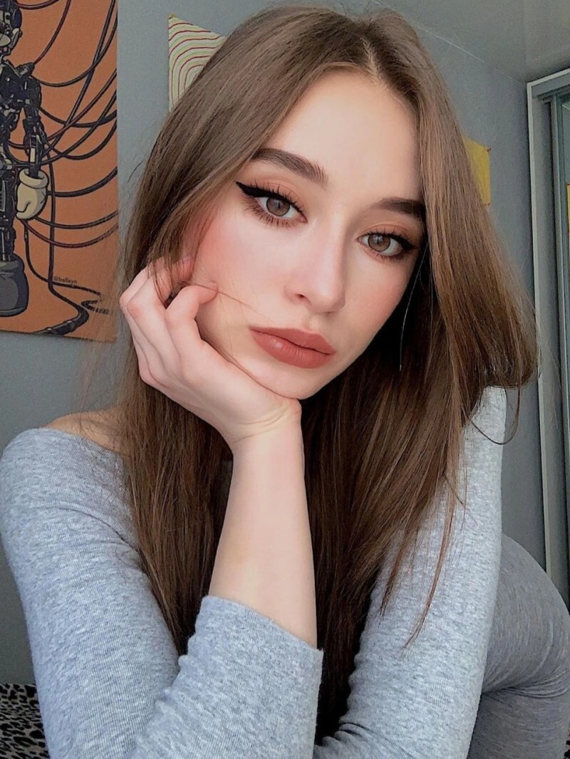 Проститутка Питера Вика с 2 размером груди предлагает интим услуги у метро Проспект Большевиков  +7(981)214-21-80 